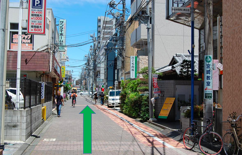 前方、右手に「ひぐち内科クリニック」の看板が見える